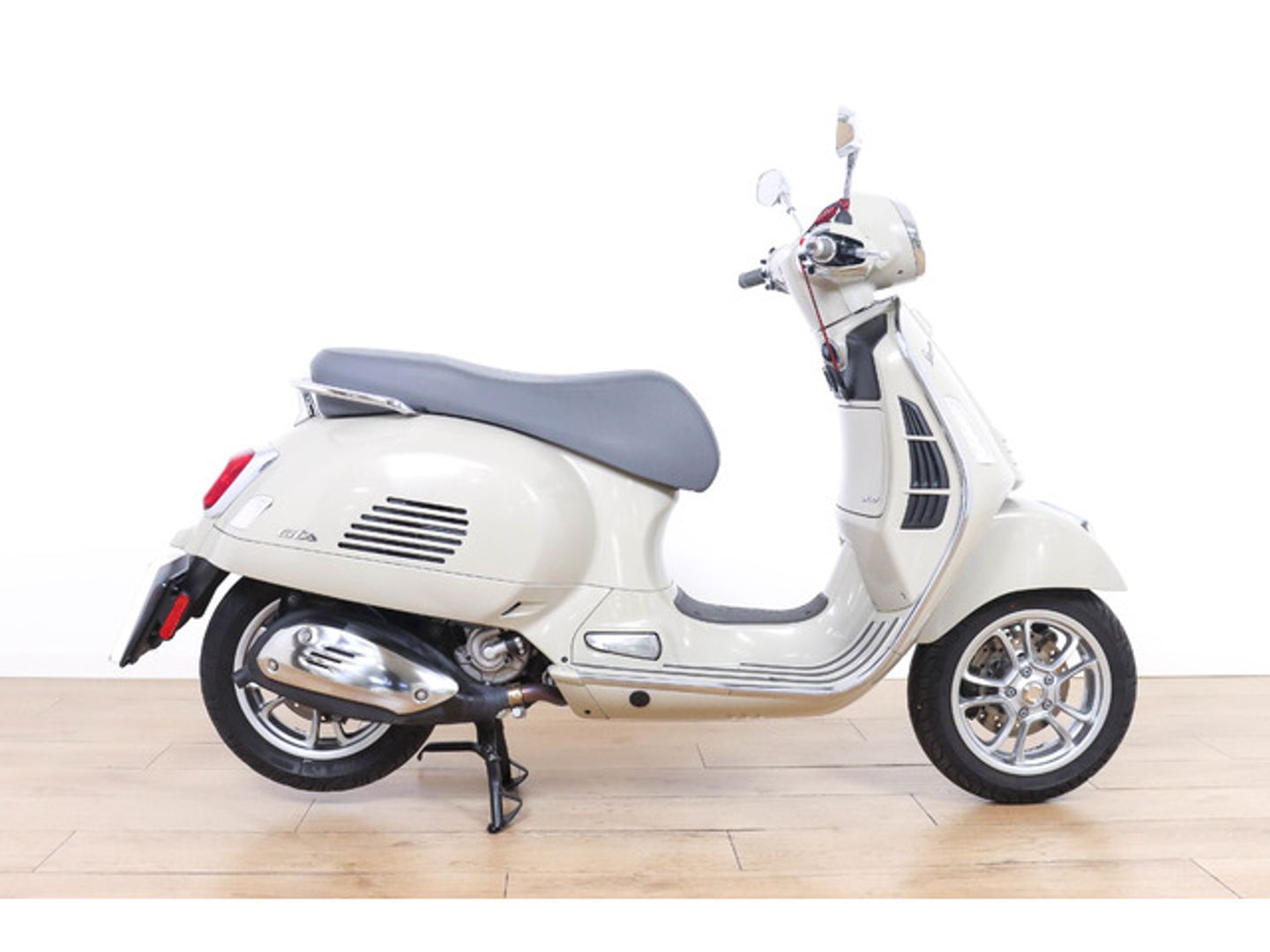 Vespa GTS 125 Beige Motorcycle