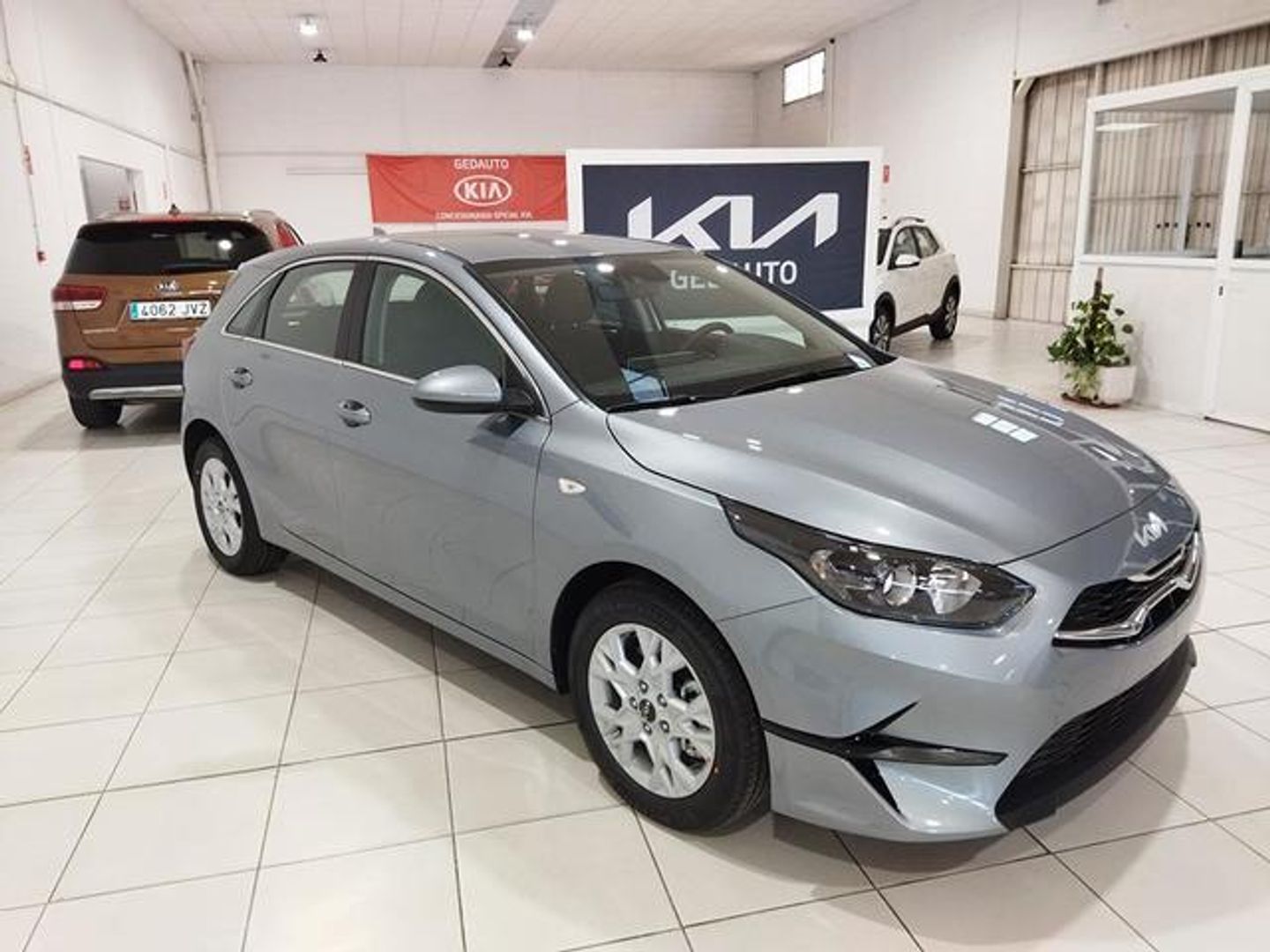 Kia Ceed 1.6 MHEV Gris Plata Sedan