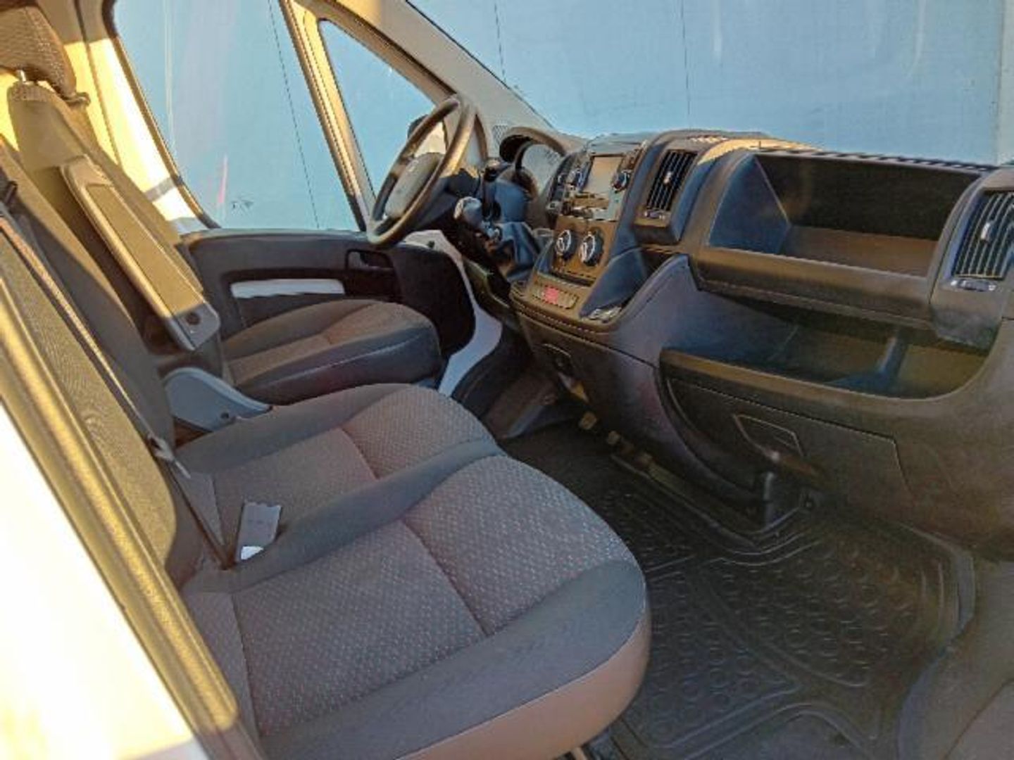 Peugeot Boxer Furgon BlueHDi 140 S&S Pack 330 L1 H1 103 kW (140 CV)
