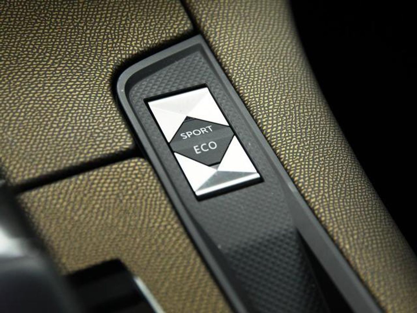 DS DS7 Crossback BlueHDi 130 DE Bastille + AT 96 kW (130 CV)