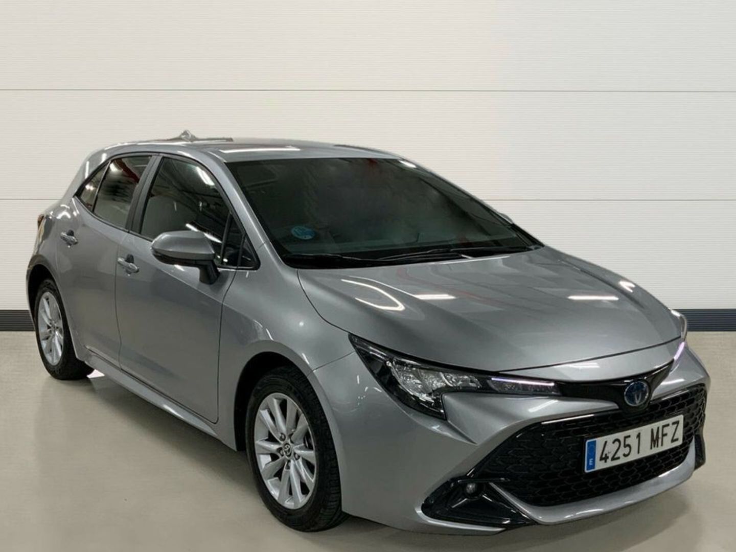 Toyota Corolla 140H Active Plus 103 kW (140 CV) Gris Sedan