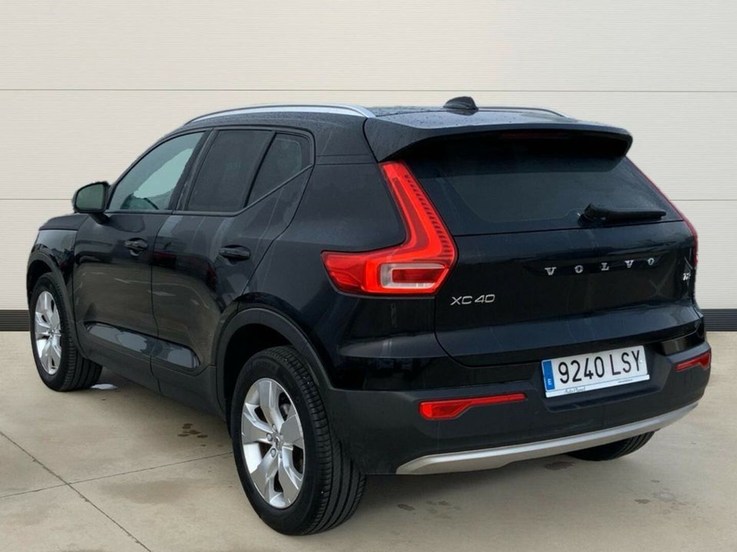 Volvo XC40 T2 Momentum Pro Auto 95 kW (129 CV)