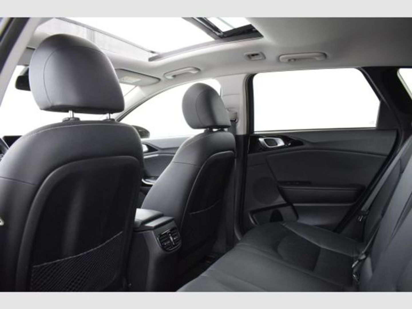 Kia Ceed Tourer 1.6 MHEV eMotion DCT 100 kW (136 CV)