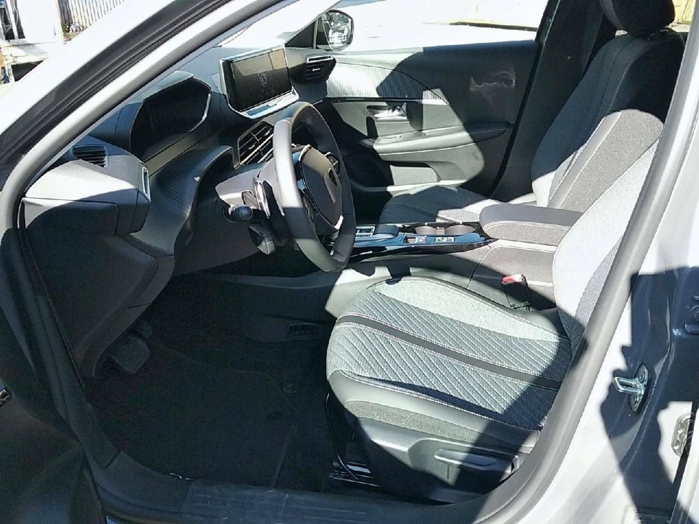 Peugeot 208 Allure Hybrid eDCS6 75 kW (100 CV)