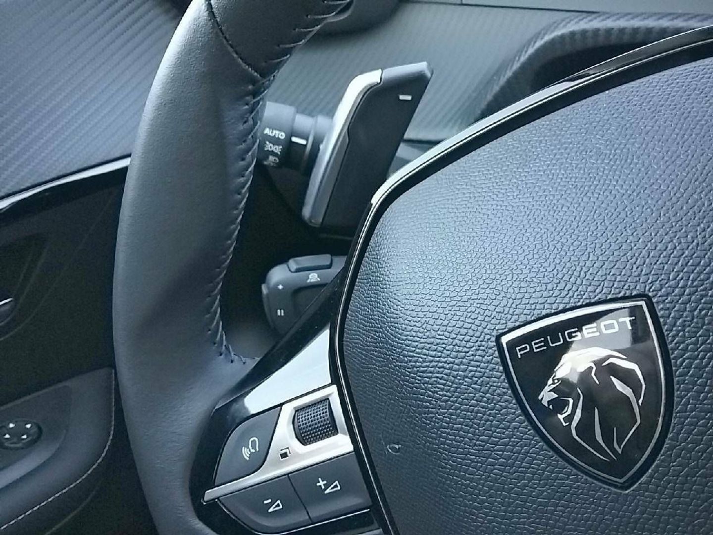 Peugeot 208 Allure Hybrid eDCS6 75 kW (100 CV)