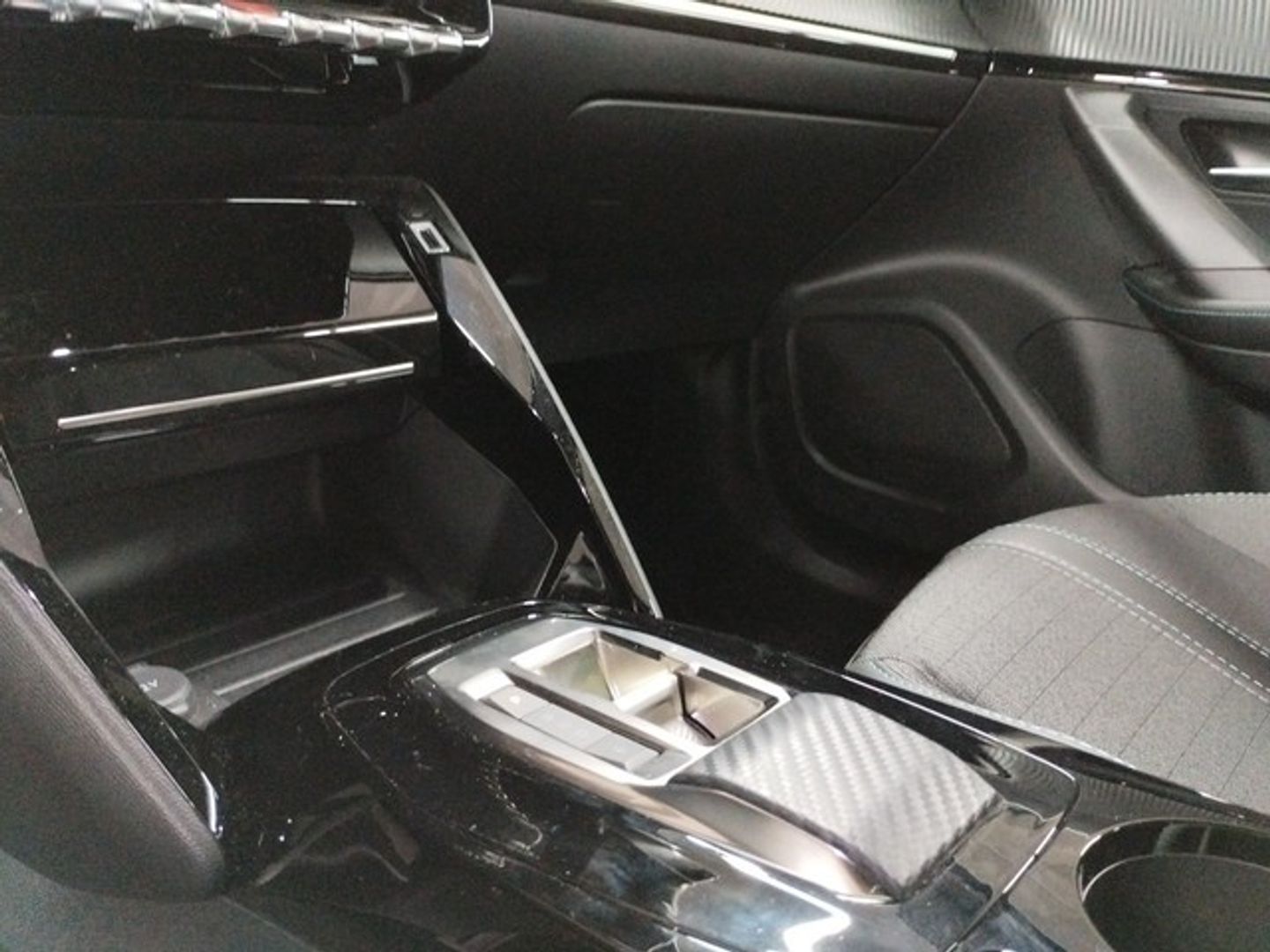 Peugeot e-2008 Eléctrico Allure Pack 100 kW (136 CV)