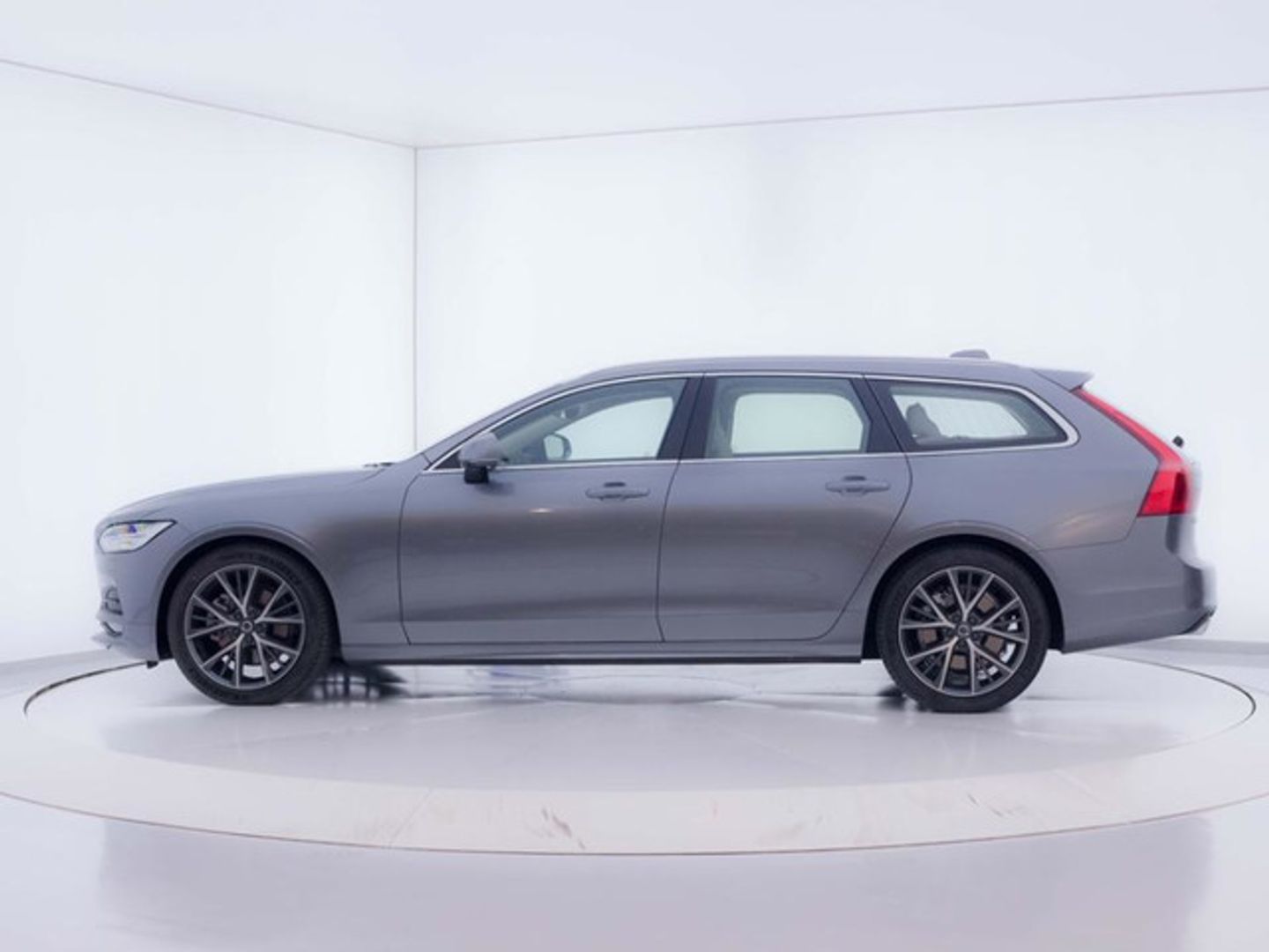 Volvo V90 D4