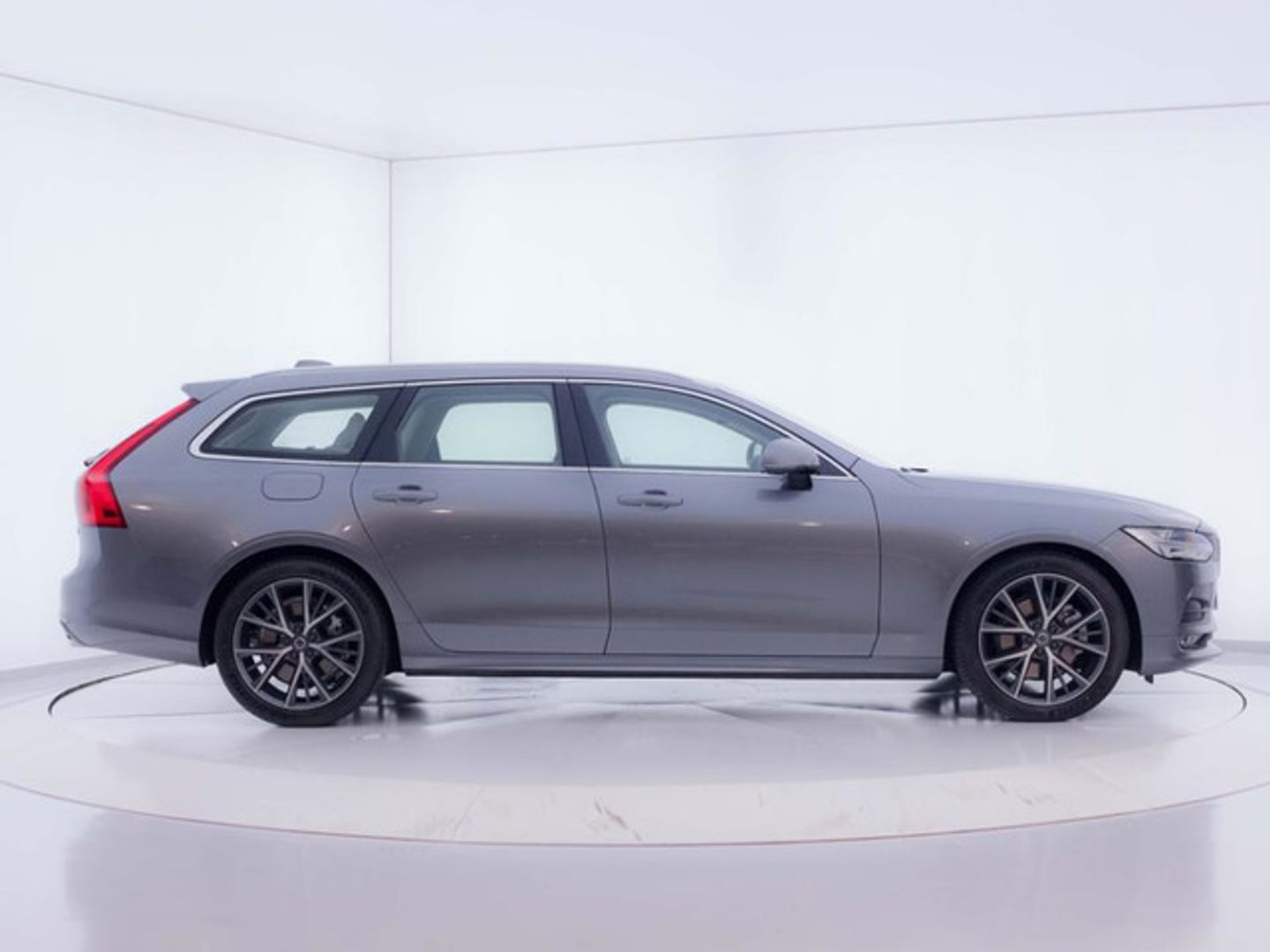 Volvo V90 D4