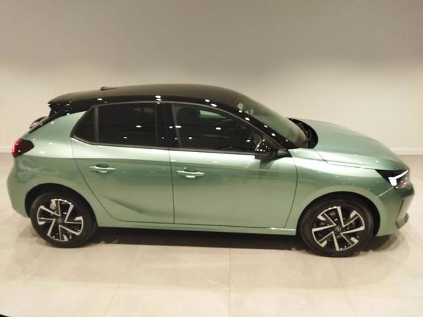 Opel Corsa 1.2 T XHL Yes Verde Sedan