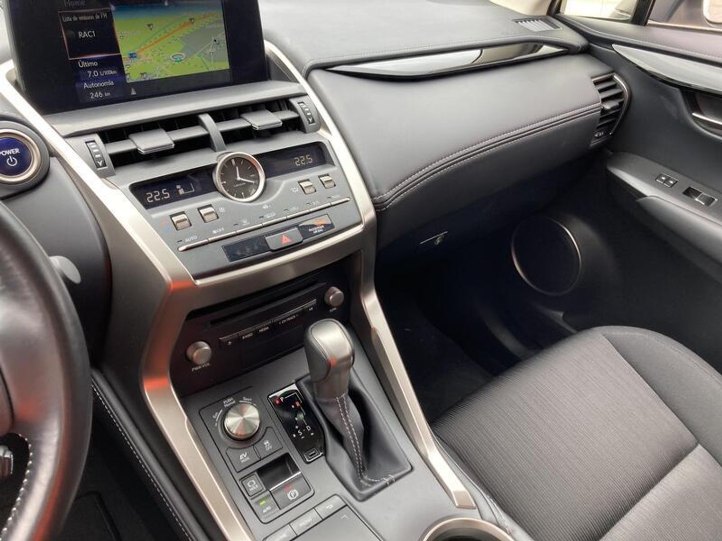 Lexus NX 300h Business Navigation 2WD 145 kW (197 CV)