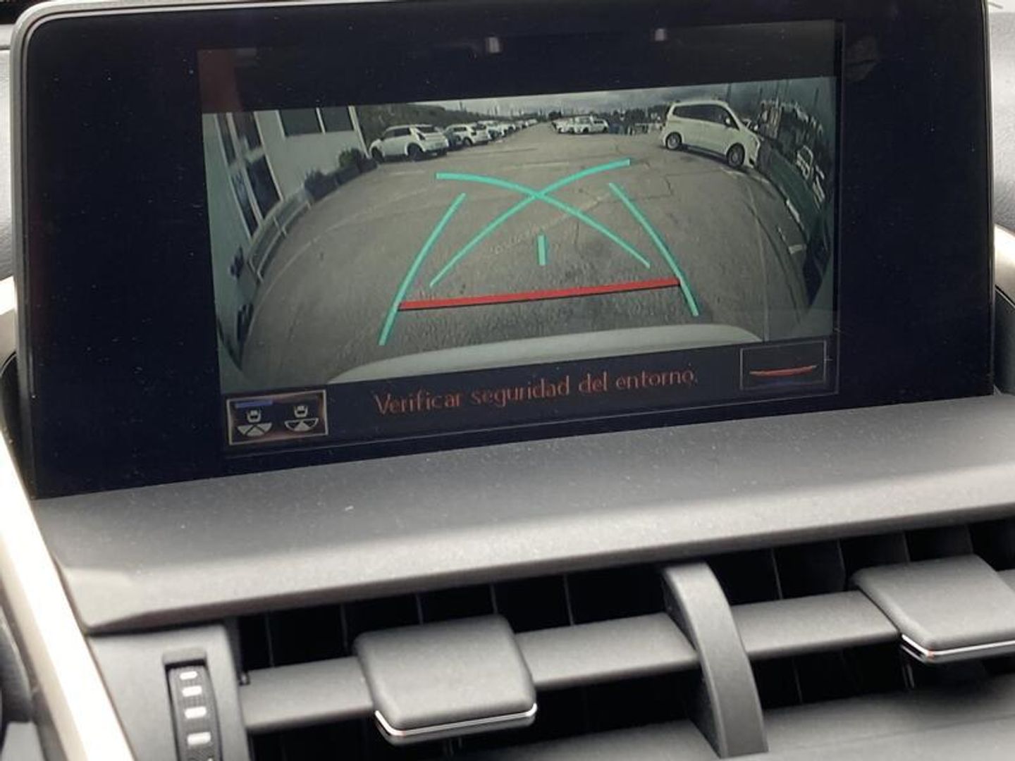 Lexus NX 300h Business Navigation 2WD 145 kW (197 CV)