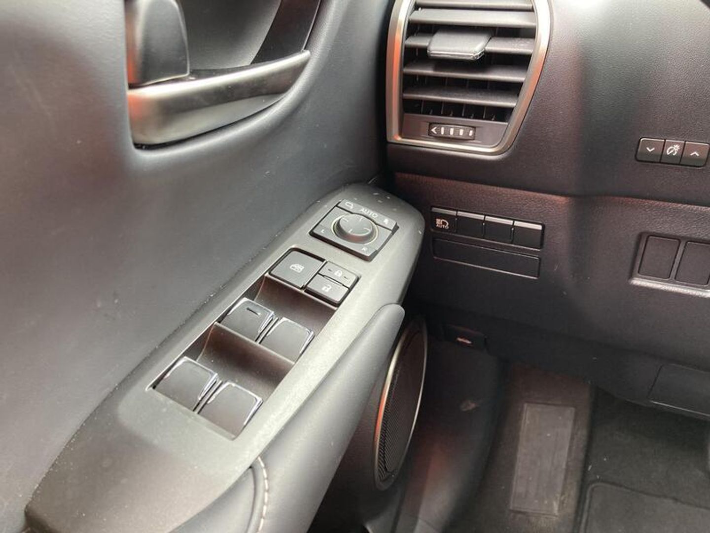 Lexus NX 300h Business Navigation 2WD 145 kW (197 CV)