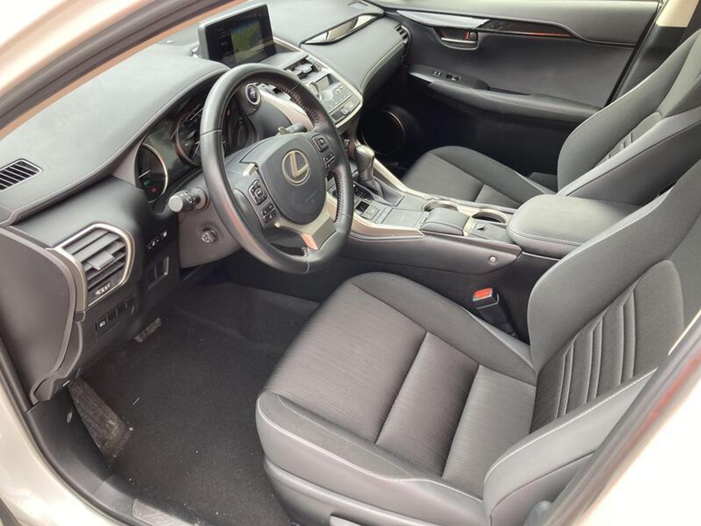 Lexus NX 300h Business Navigation 2WD 145 kW (197 CV)