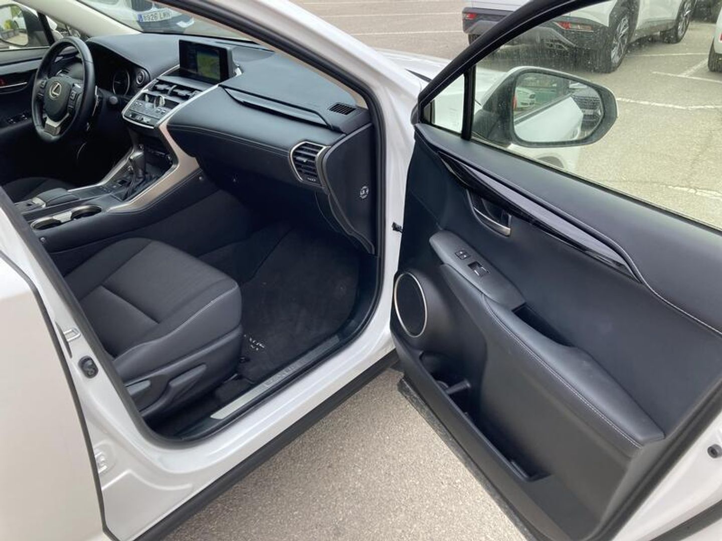 Lexus NX 300h Business Navigation 2WD 145 kW (197 CV)