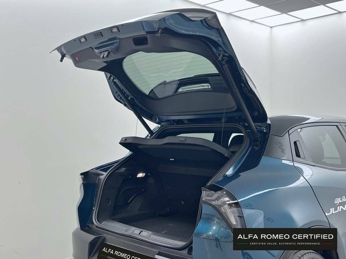 Alfa Romeo Junior Elettrica Speciale 115 kW (156 CV)
