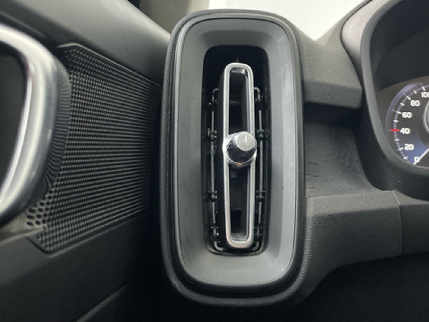 Volvo XC40 T3 Momentum Core Auto 120 kW (163 CV)