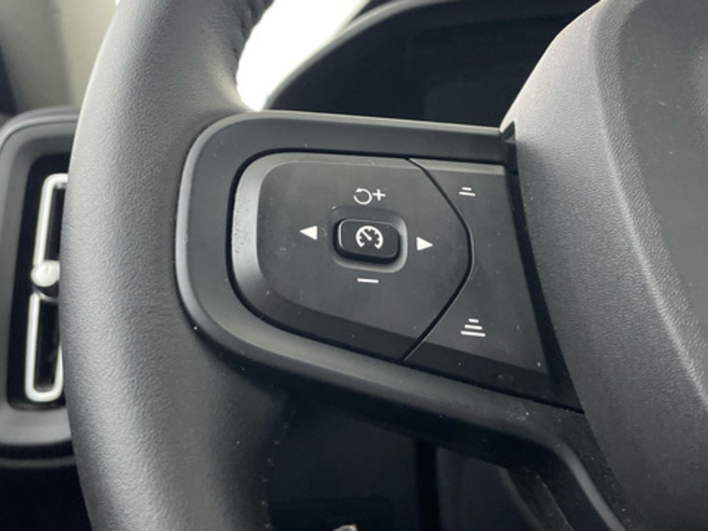 Volvo XC40 T3 Momentum Core Auto 120 kW (163 CV)