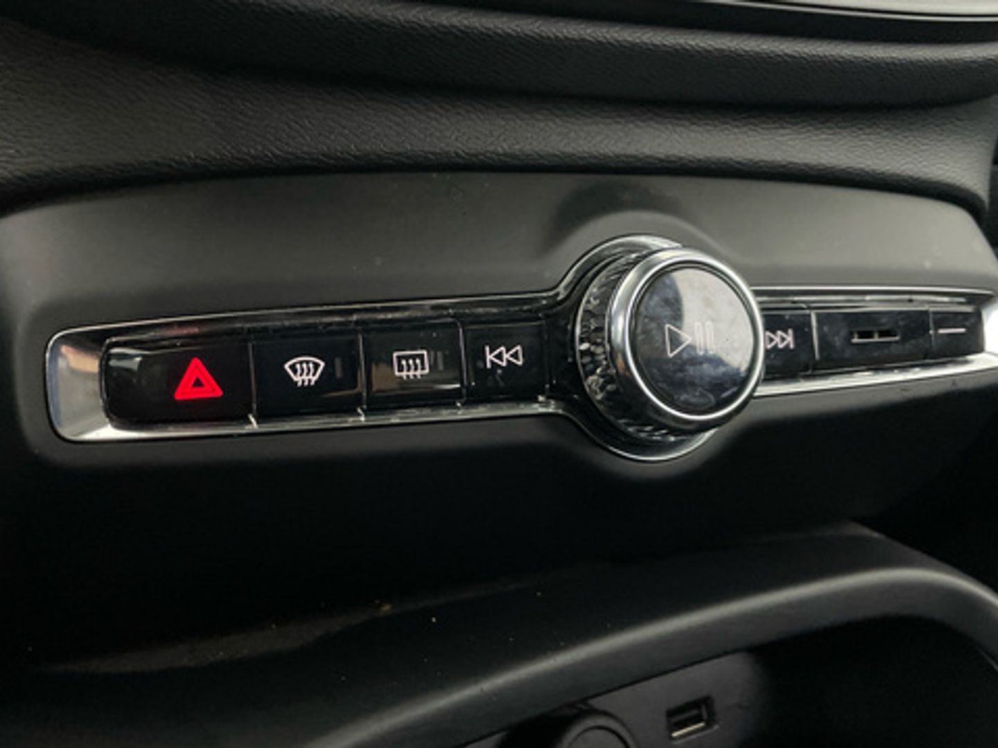 Volvo XC40 T3 Momentum Core Auto 120 kW (163 CV)