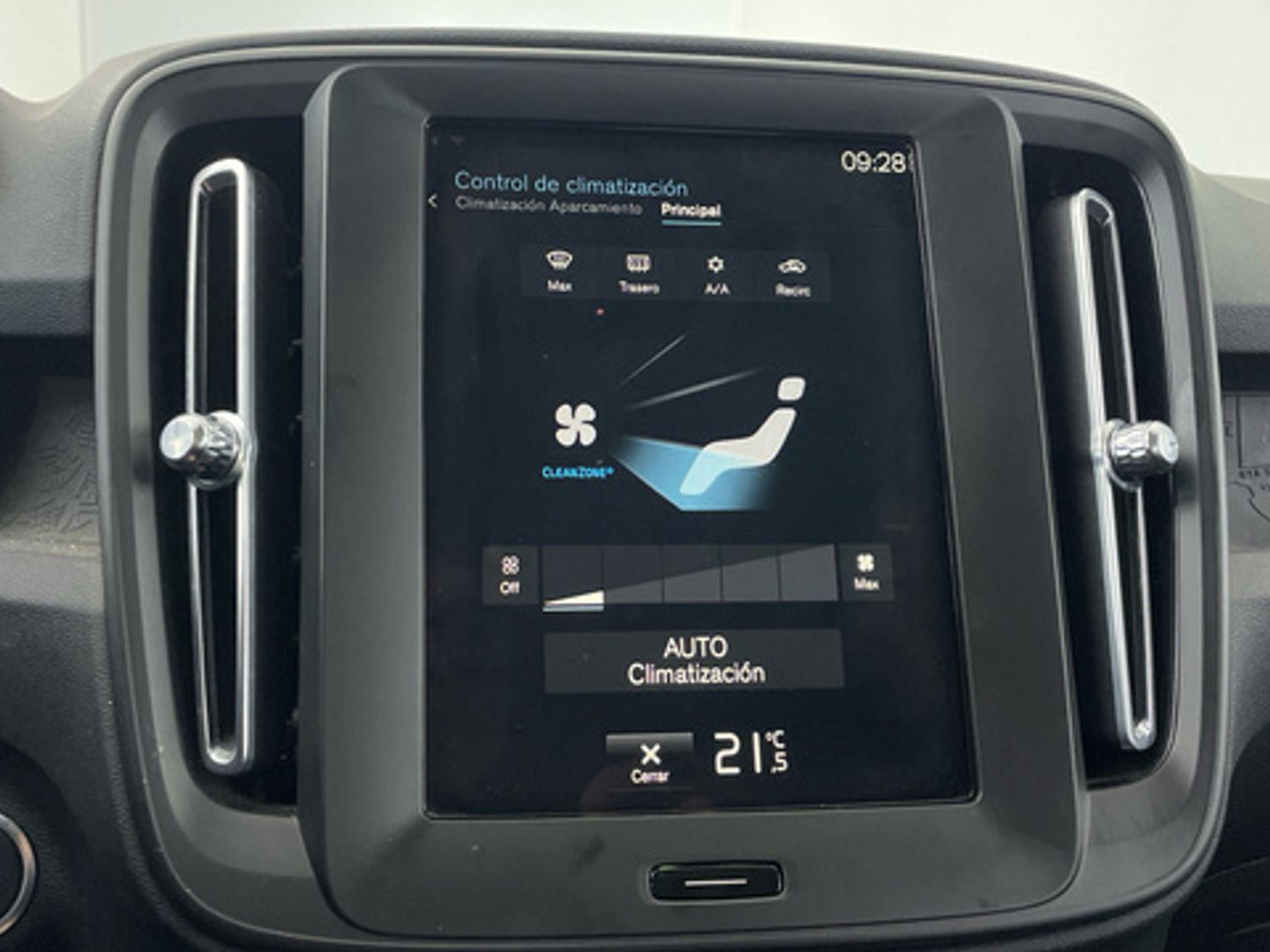 Volvo XC40 T3 Momentum Core Auto 120 kW (163 CV)