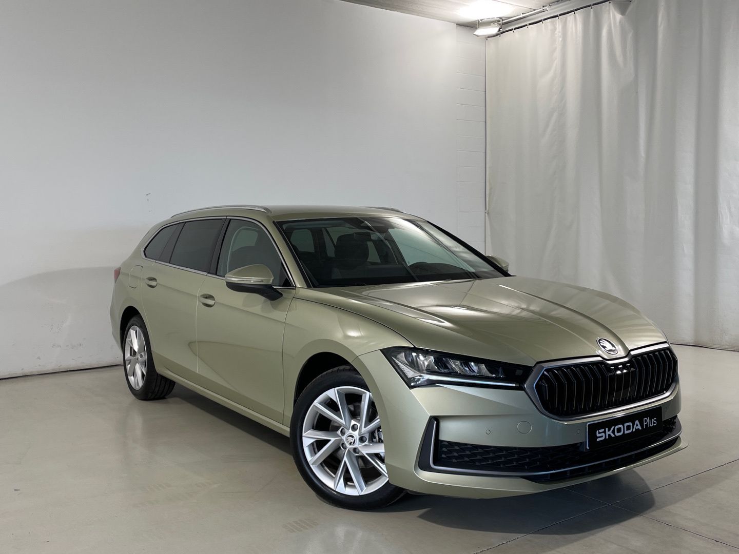 Skoda Superb Combi 1.5 TSI m-HEV Selection DSG 110 kW (150 CV) Amarillo Familiar