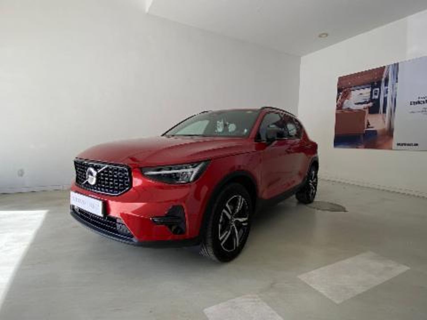 Volvo XC40 B3 G Plus Dark Auto 120 kW (163 CV) Rojo All Terrain / Pick-up