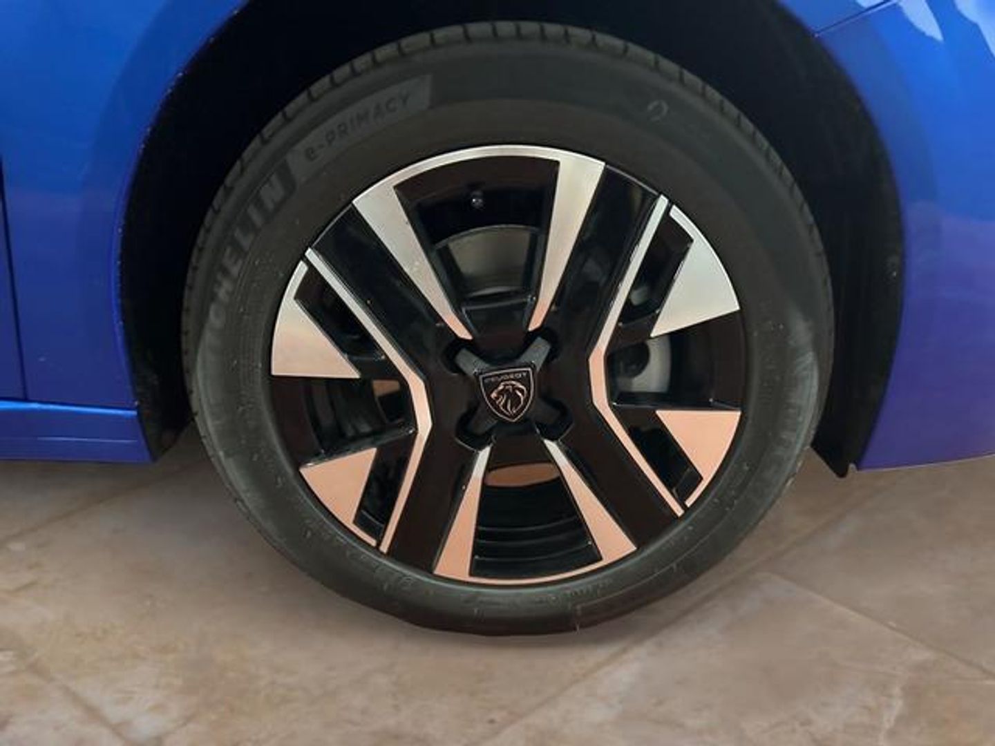 Peugeot 208 Allure Hybrid eDCS6 75 kW (100 CV)