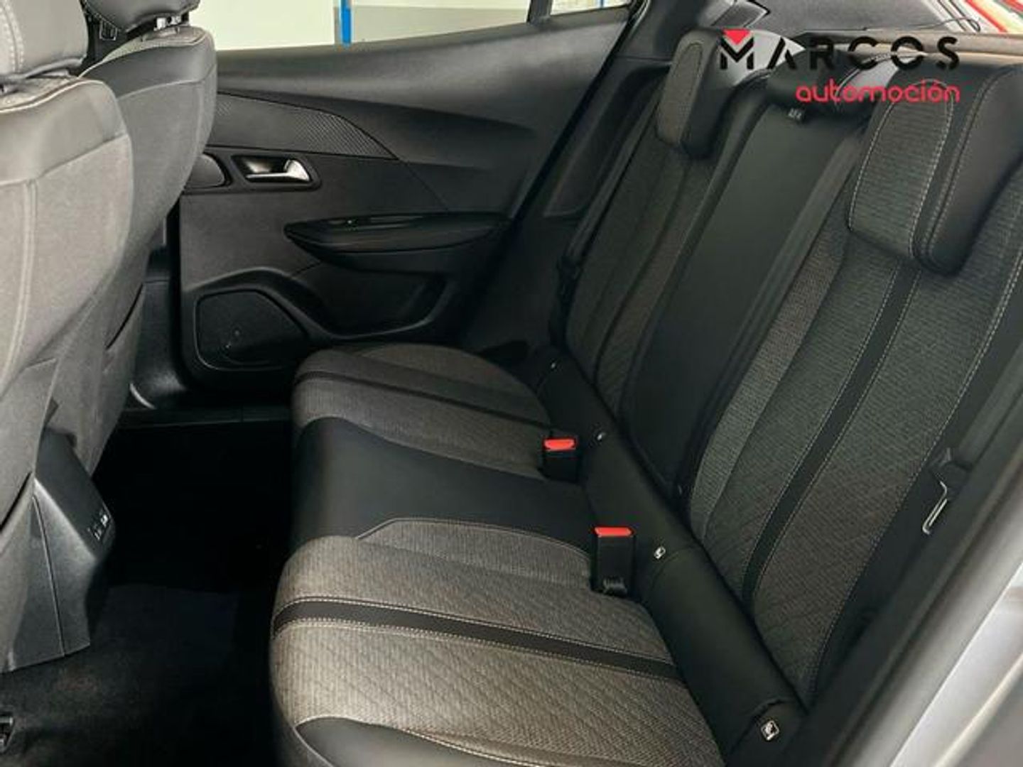 Peugeot 2008 Allure Hybrid eDCS6 100 kW (136 CV)