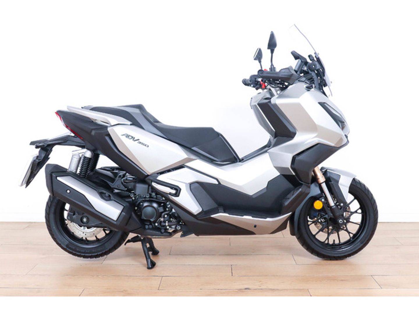 Honda ADV350 Gris Plata Motorcycle