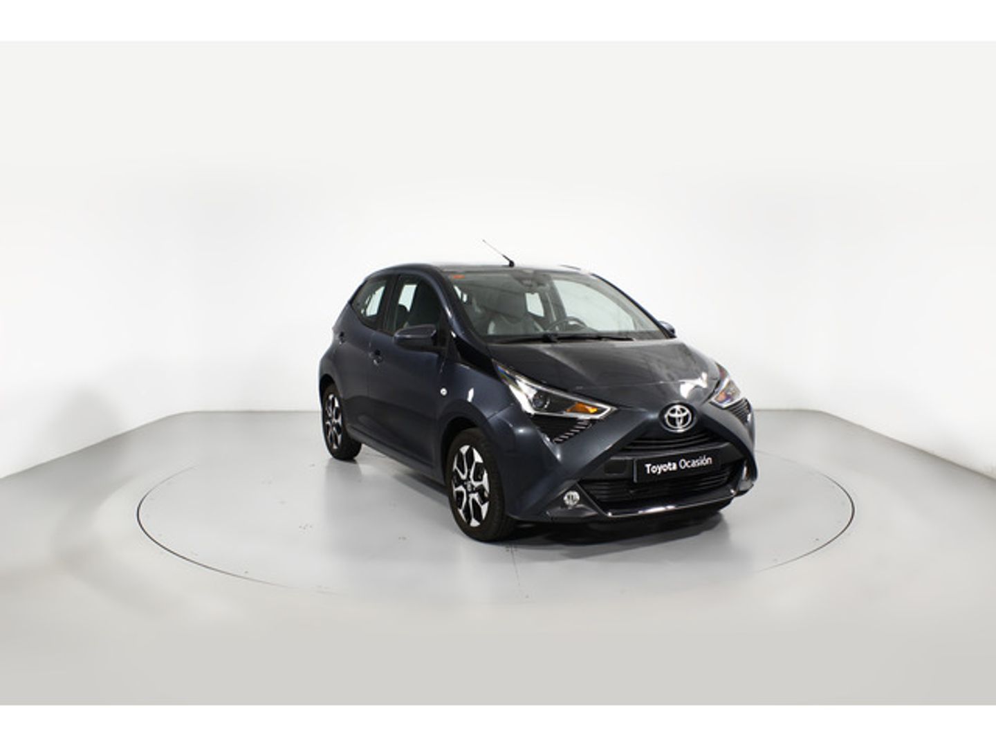 Toyota Aygo 1.0 70 x-play 53 kW (72 CV) Gris Compact