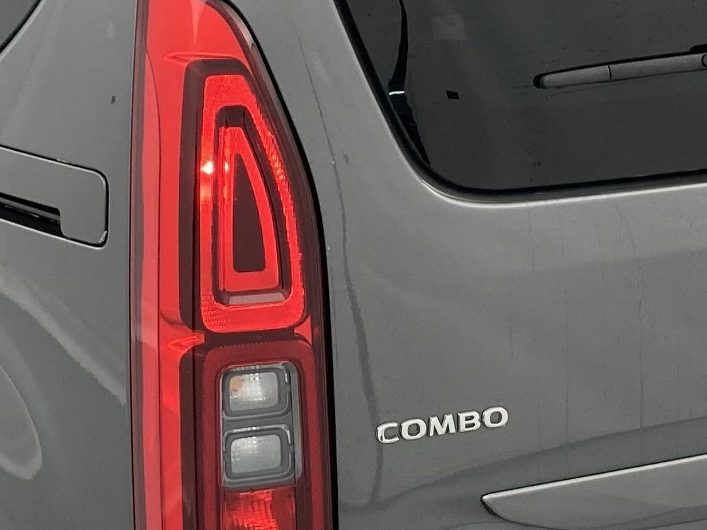 Opel Combo Life 1.5 TD Business Elegance Plus L1 AT 96 kW (130 CV)