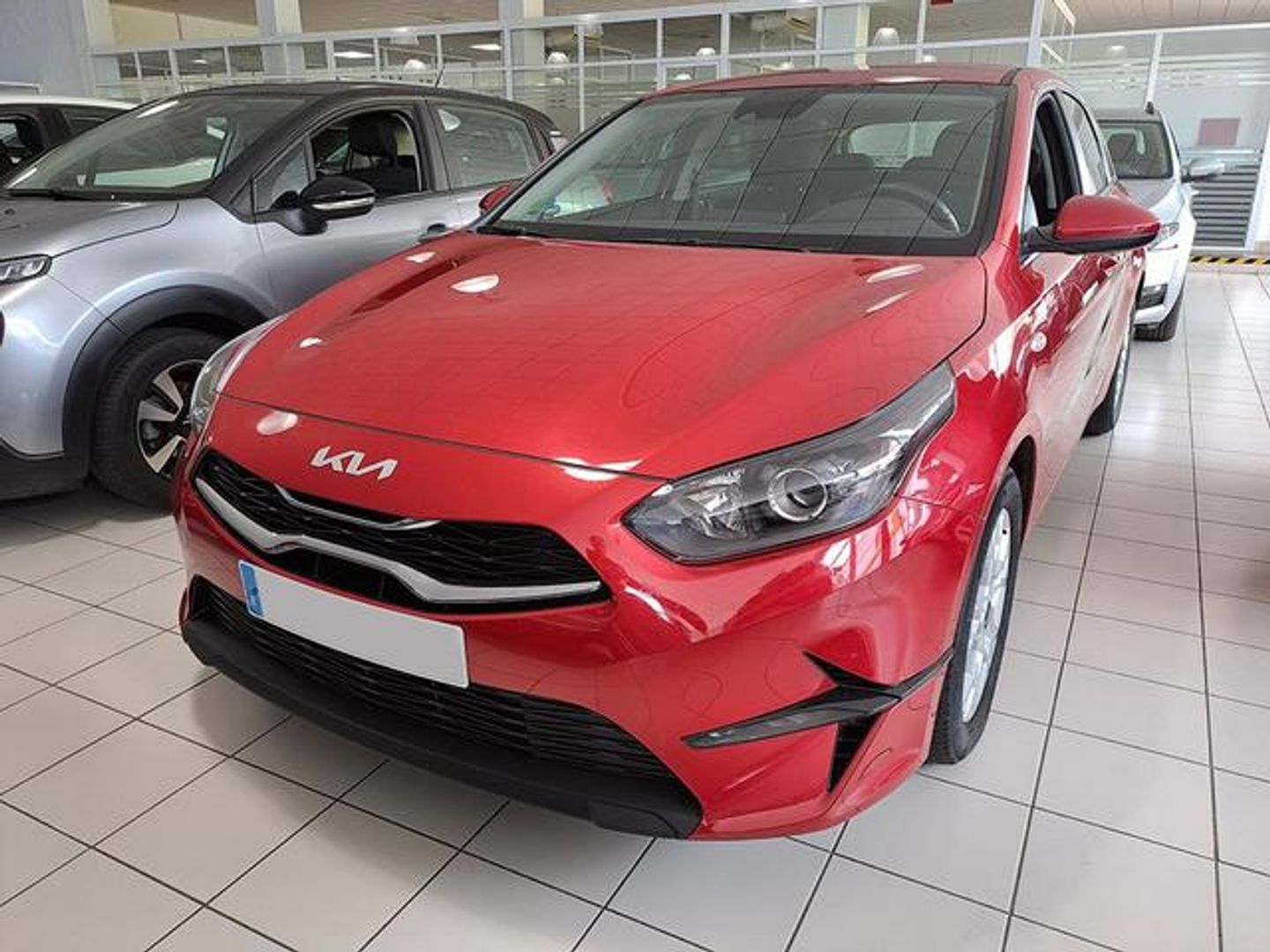 Kia Ceed 1.6 MHEV iMT Drive 100 kW (136 CV) Rojo Sedan