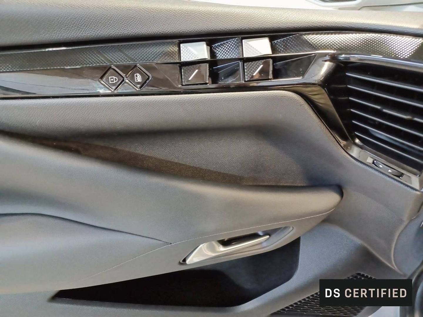 DS DS4 E-TENSE 225 Bastille + 165 kW (225 CV)
