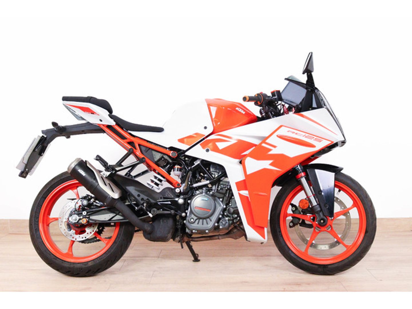 KTM RC 125 Blanco Motorcycle