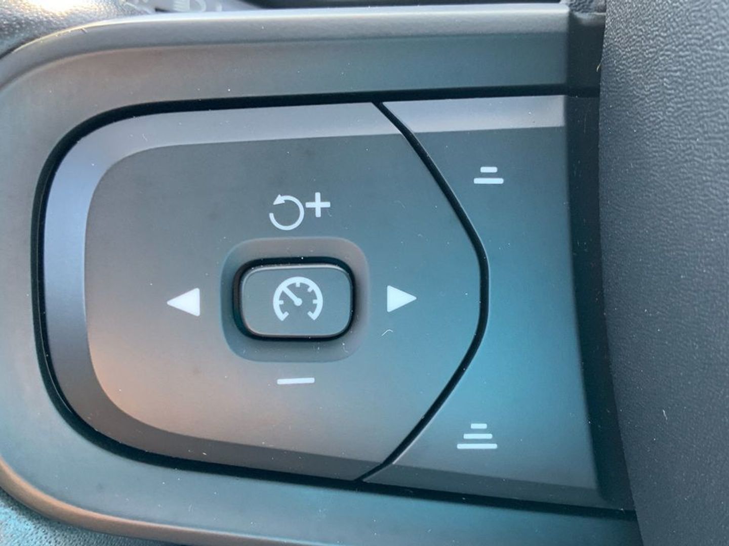 Volvo XC40 T3 Momentum Core Auto 120 kW (163 CV)