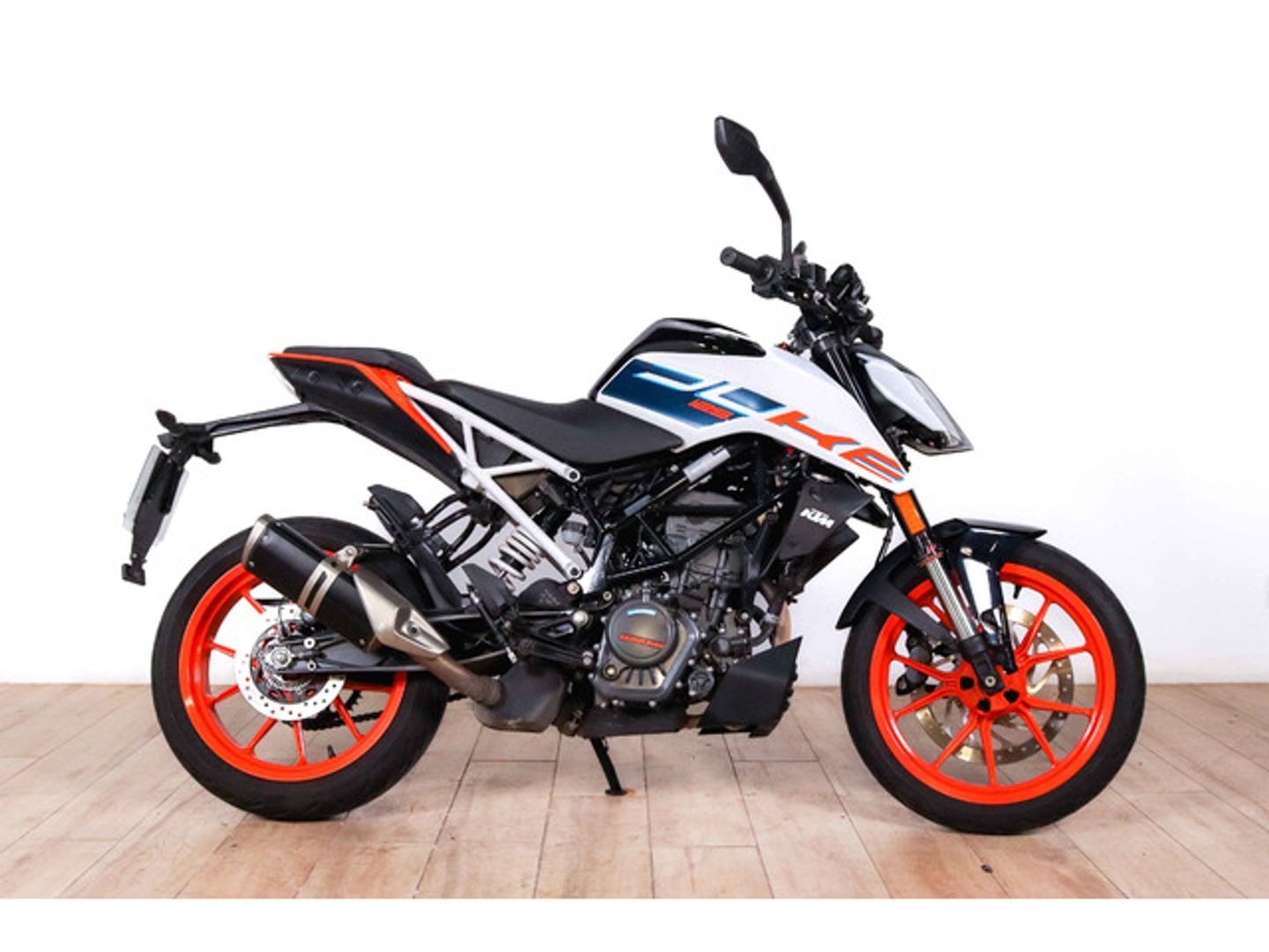 KTM Duke 125 Blanco Motorcycle