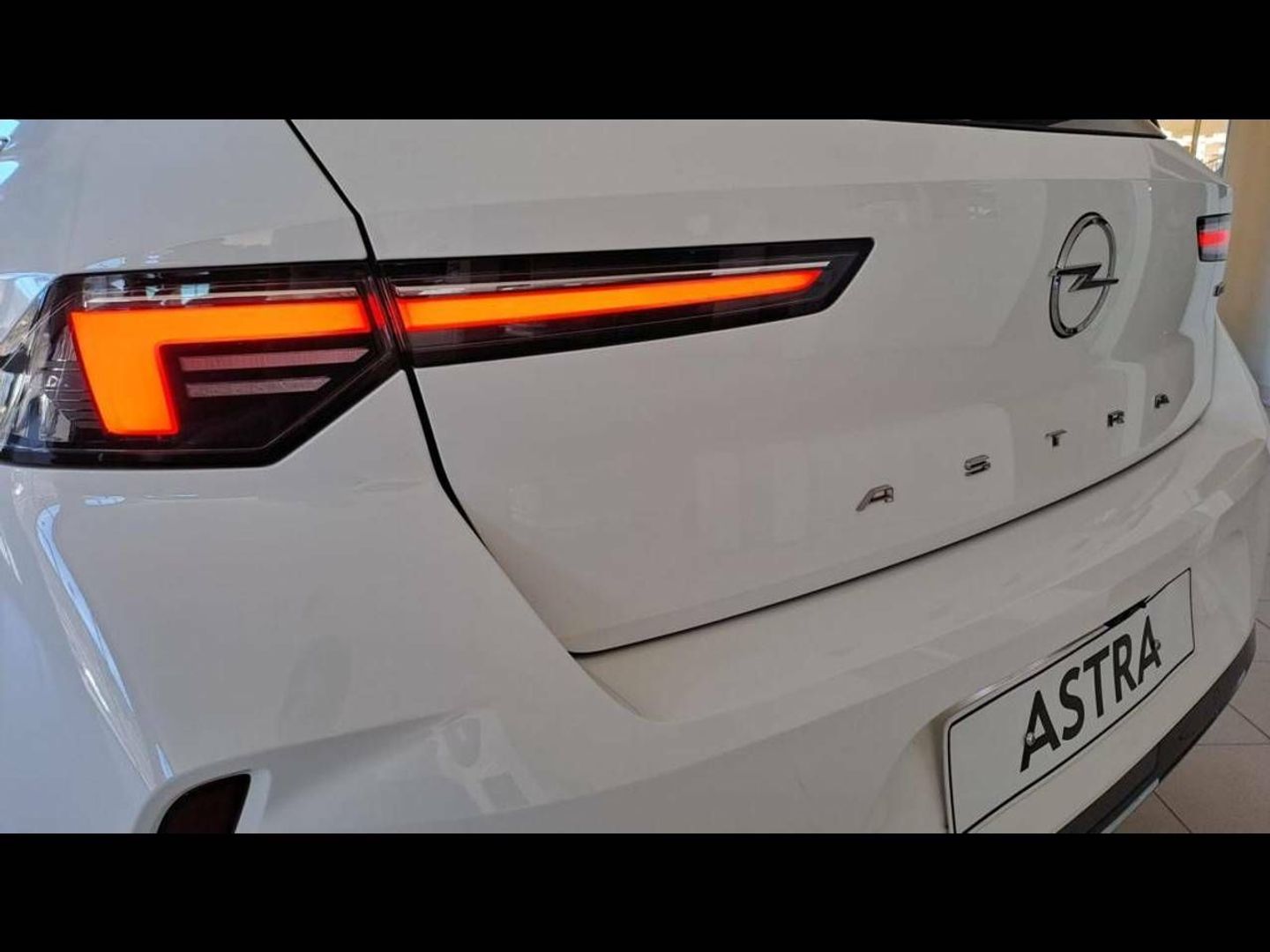 Opel Astra 1.6T Hybrid Elegance Auto 133 kW (181 CV)