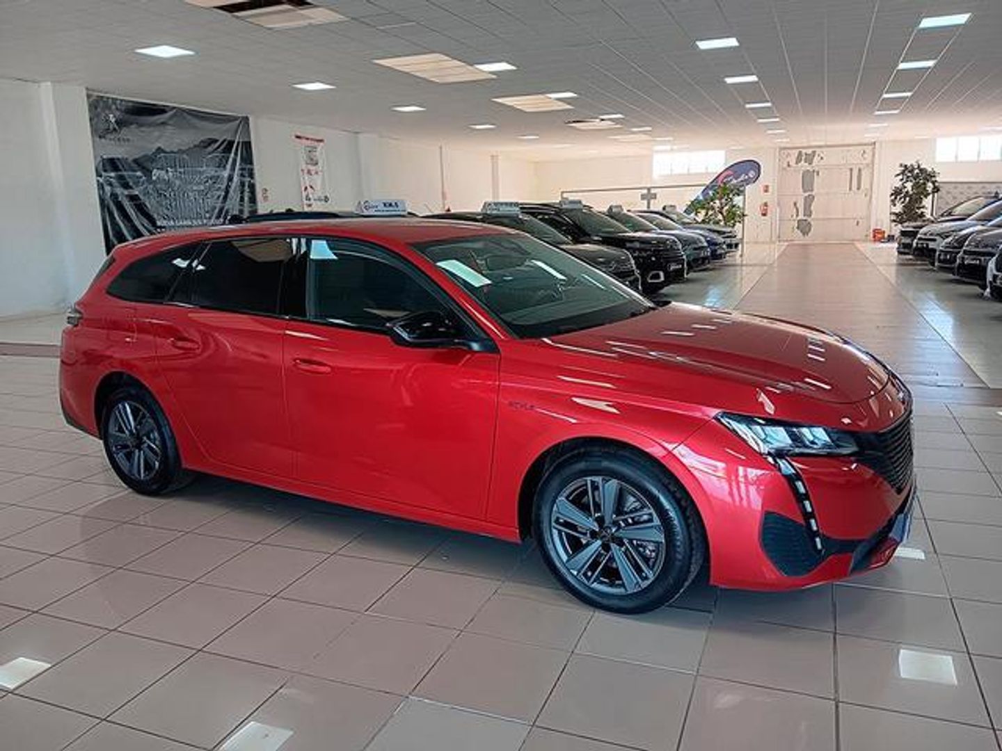 Peugeot 308 SW PureTech 130 S&S Style 96 kW (130 CV) Rojo Familiar