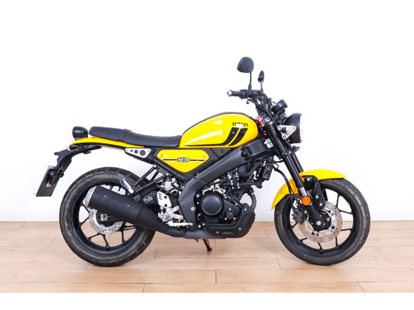 Yamaha XSR125 Amarillo Motorcycle
