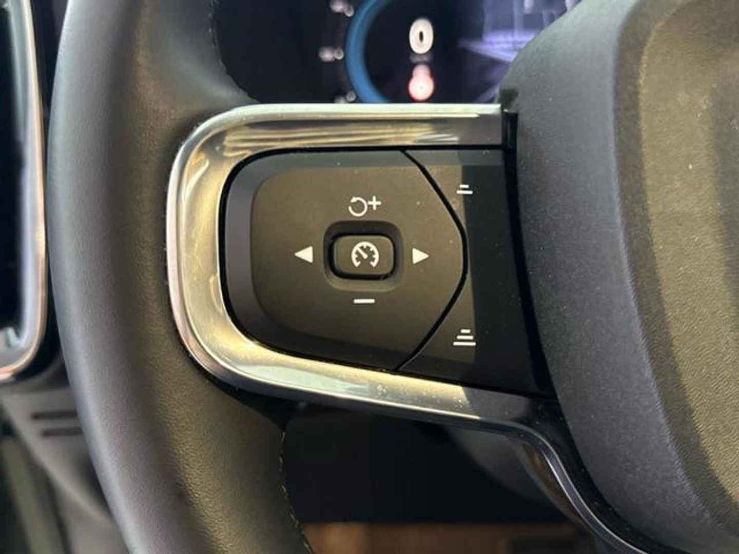 Volvo XC40 B3 G Plus Dark Auto 120 kW (163 CV)