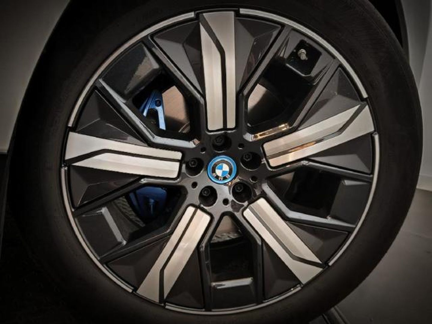 BMW iX xDrive50 385 kW (523 CV)