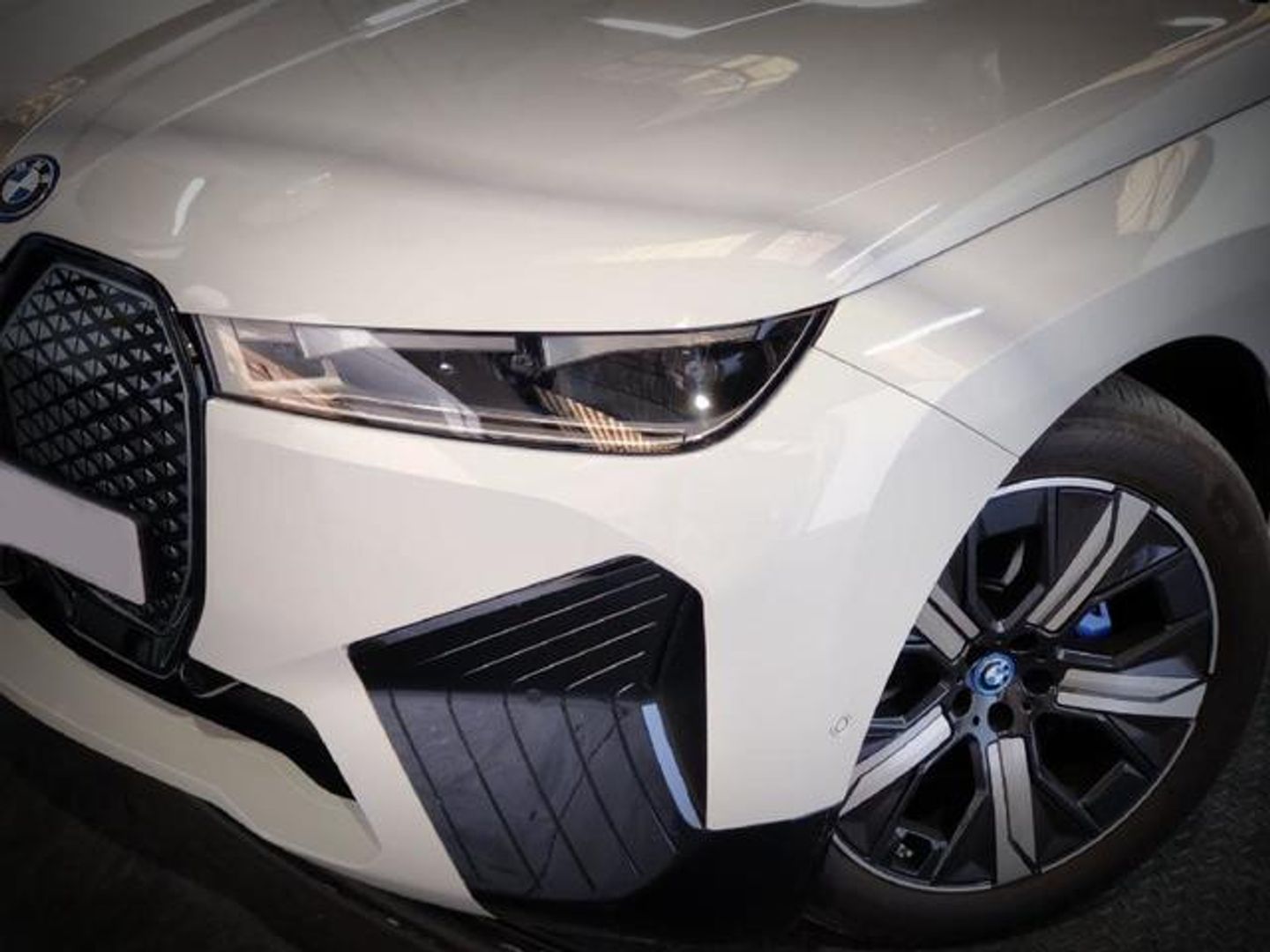 BMW iX xDrive50 385 kW (523 CV)
