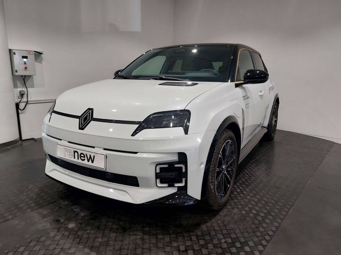 Renault 5 E-Tech Iconic Cinq Autonomía Confort 110 kW (150 CV) Blanco Sedan