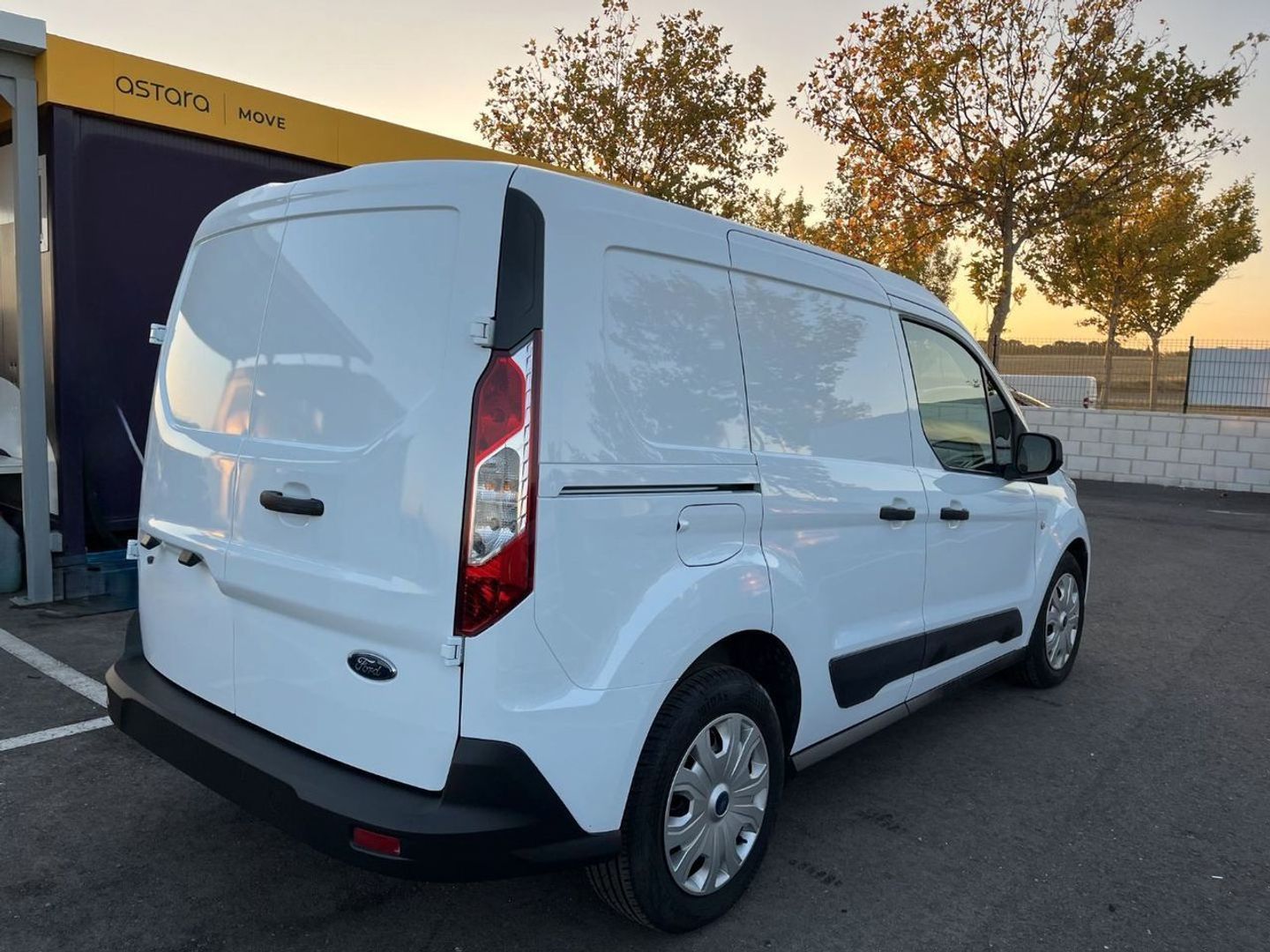 Ford Transit Connect Furgon 1.5 TDCi Trend 210 L2 74 kW (100 CV)