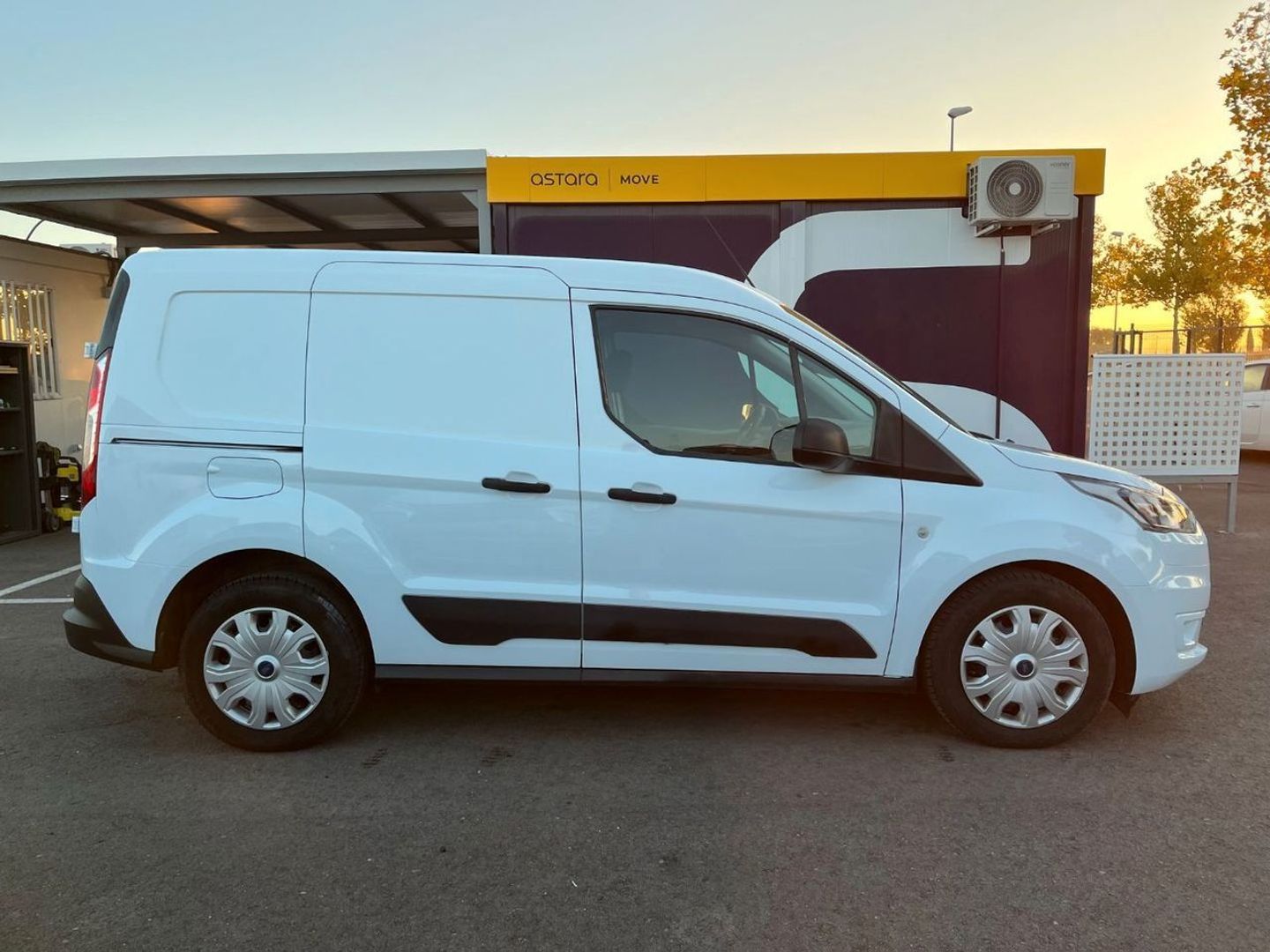 Ford Transit Connect Furgon 1.5 TDCi Trend 210 L2 74 kW (100 CV)