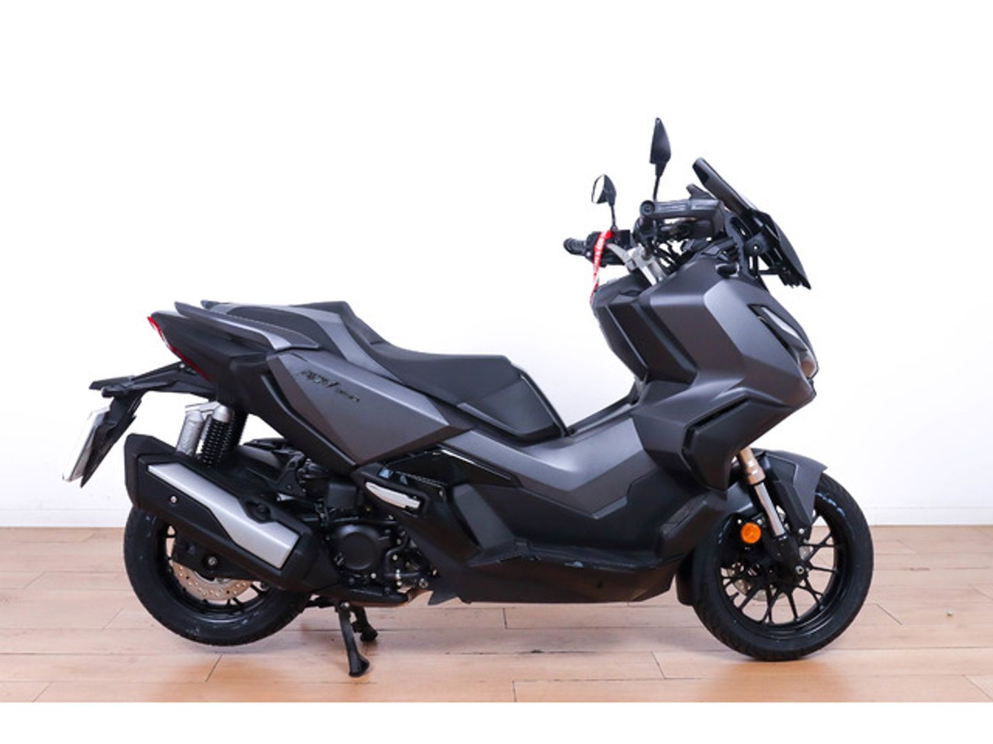 Honda ADV350 Gris Plata Motorcycle