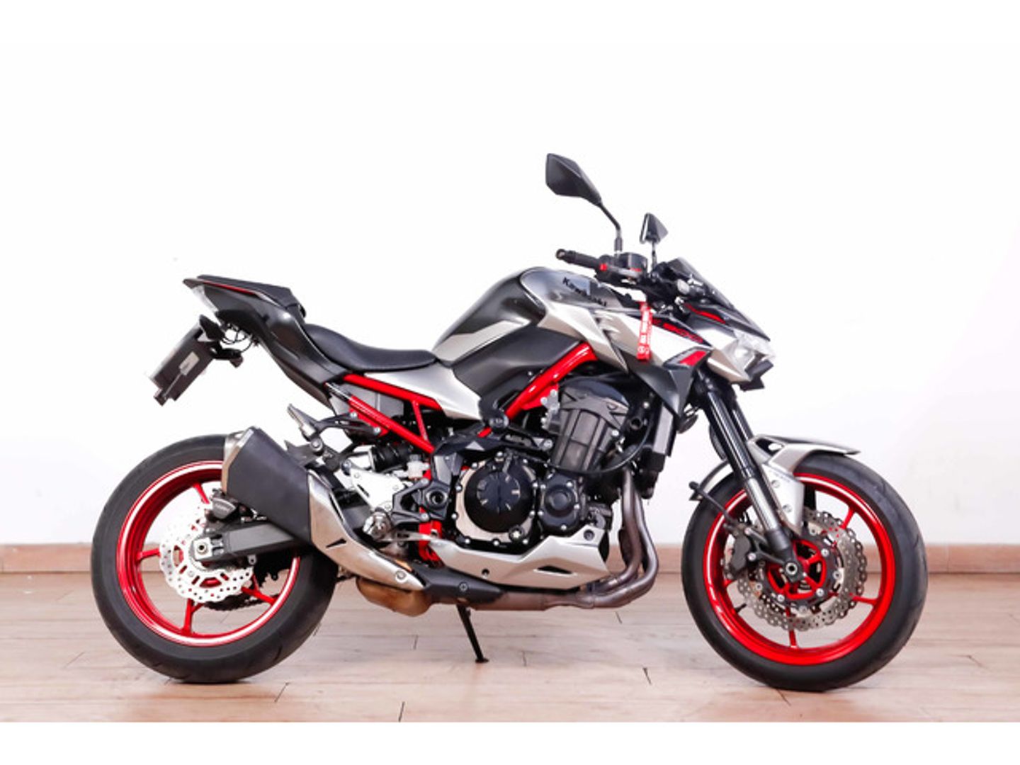 Kawasaki Z900/A2 Gris Plata Motorcycle