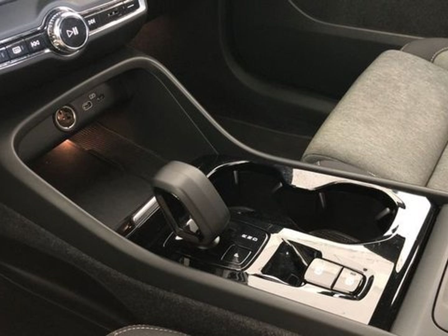 Volvo XC40 B3 G Plus Dark Auto 120 kW (163 CV)