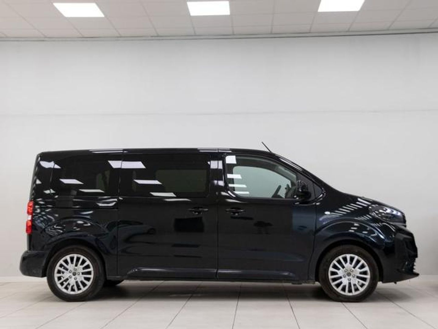 Peugeot Traveller BlueHDi 180 Business Standard EAT8 132 kW (180 CV)