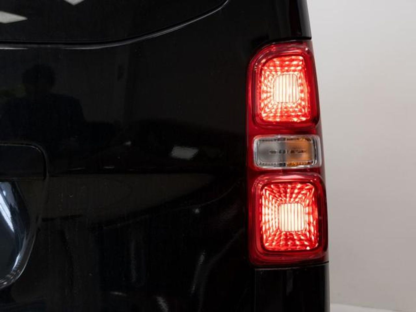Peugeot Traveller BlueHDi 180 Business Standard EAT8 132 kW (180 CV)