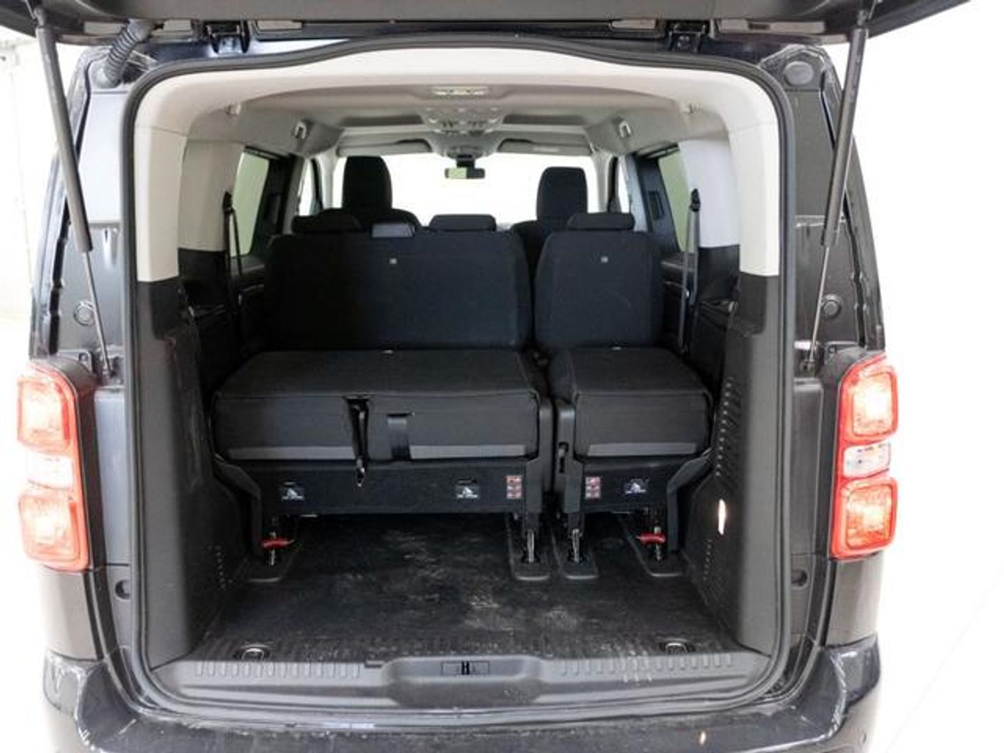 Peugeot Traveller BlueHDi 180 Business Standard EAT8 132 kW (180 CV)